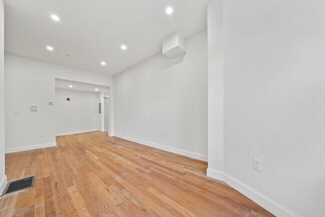 Building Photo - 417 Commercial St