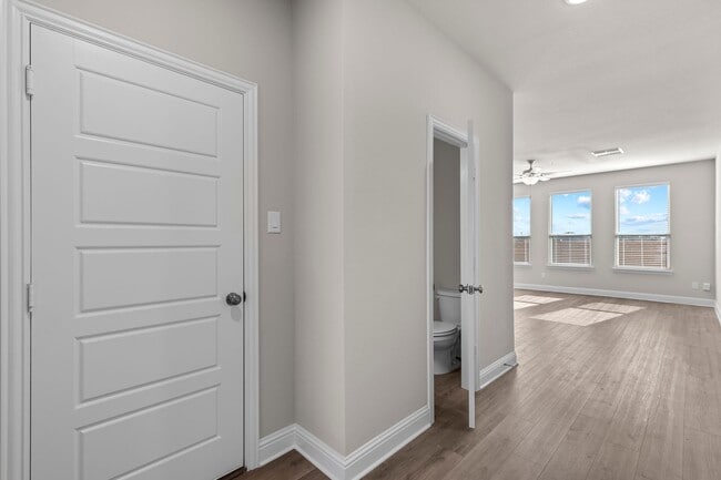 Building Photo - New Stunning Townhouse for Rent!