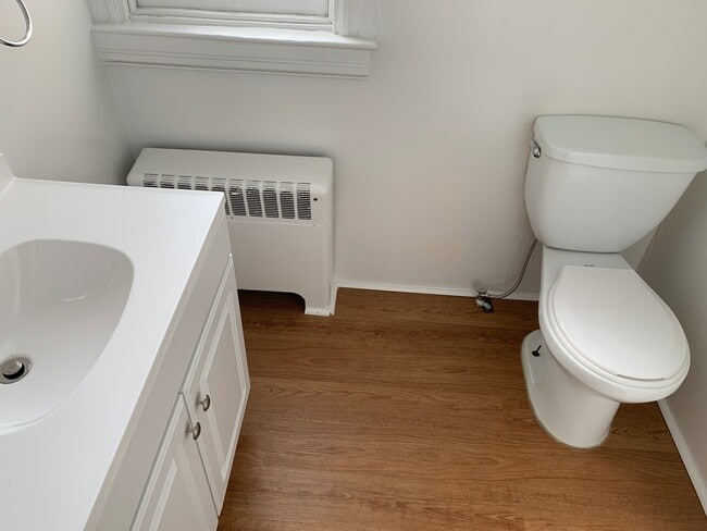 Building Photo - Spacious 4 Bedroom 1.5 Bath, 2 Car Garage-...