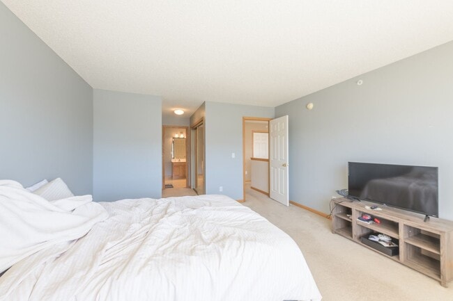 Building Photo - Awesome 2 bed townhouse in plymouth!