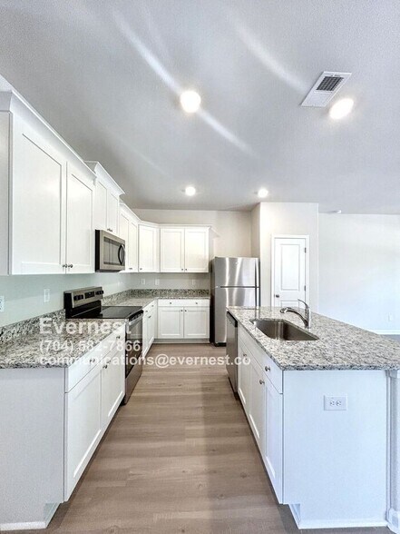 Building Photo - 2108 Willow Glen Dr