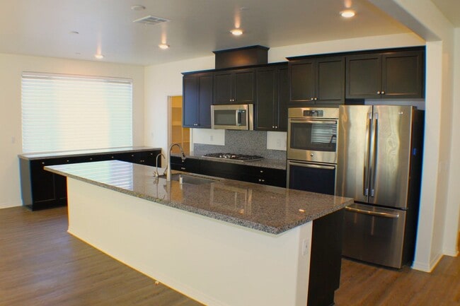 Building Photo - Stunning Redlands Home For Rent