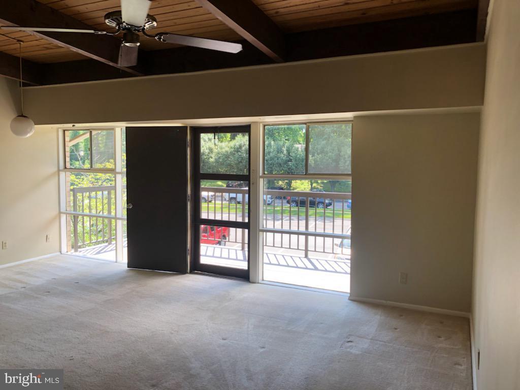 Huge living room - 4965 Americana Dr