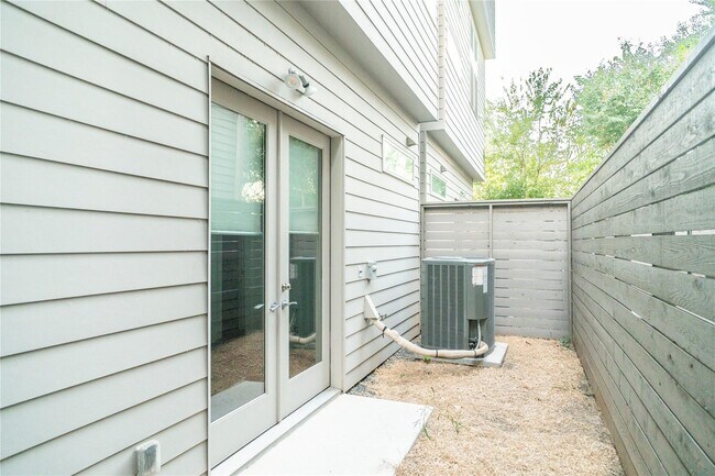 Building Photo - 5869 E Post Oak Ln