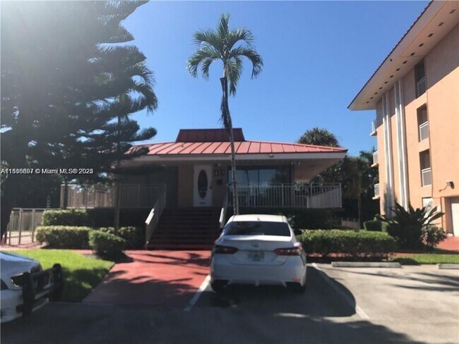 Building Photo - 405 S Pine Island Rd