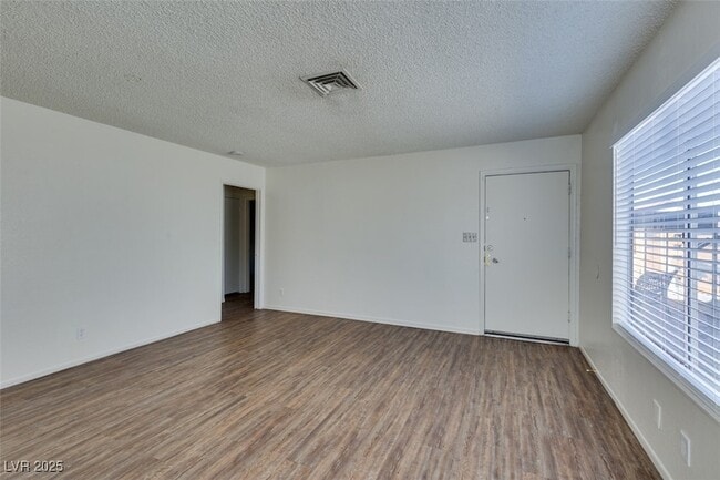 Building Photo - 7115 Kenwood St