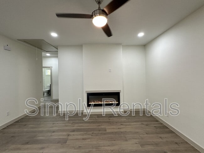 Building Photo - 107 Ross St