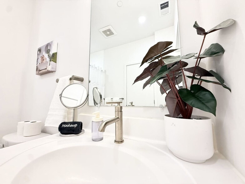 Building Photo - 501 N Perth St