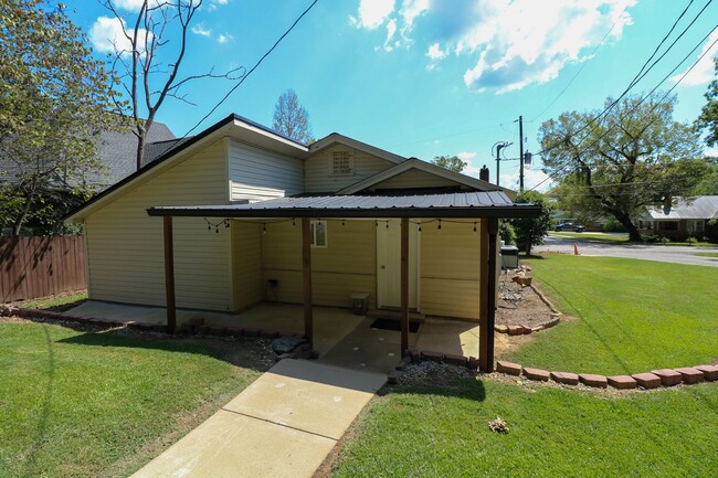 Building Photo - Adorable Home Downtown Pell City