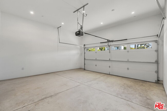 Building Photo - 822 N Orange Grove Ave