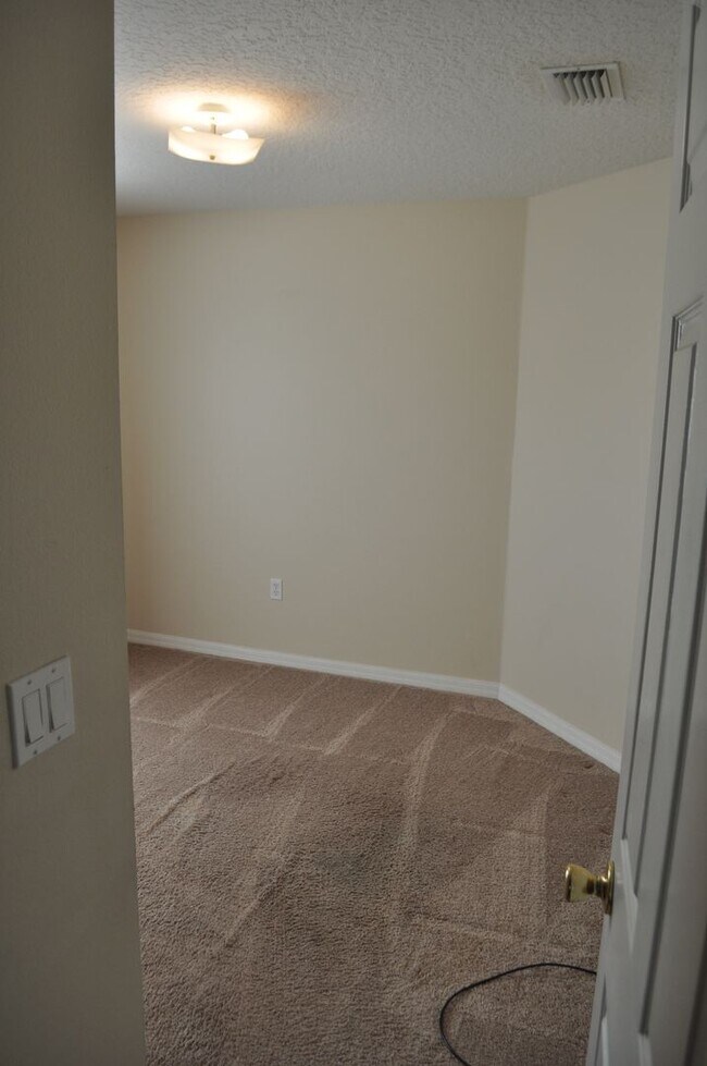 Building Photo - 16 Russman Ln