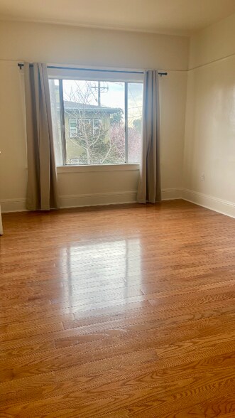 Building Photo - 566 53rd St