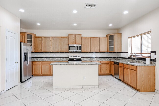 Building Photo - Beautiful 7 bedroom
