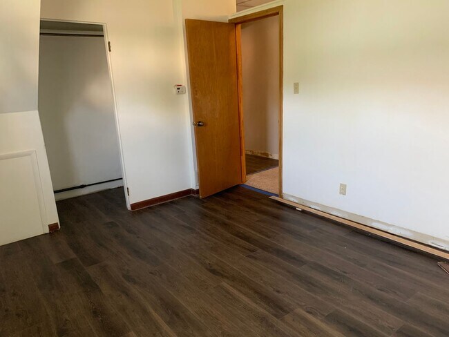 Building Photo - 406 S Hague Ave