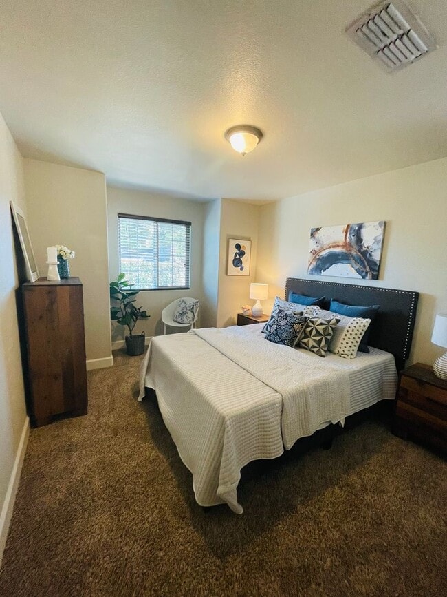 Building Photo - 3/2.5 Updated Home near Curtis Park