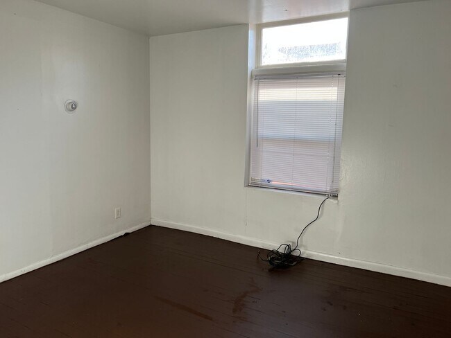 Building Photo - Private Guy Room in 5 bedroom 2 bath triplex