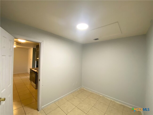 Building Photo - 1046 Linde Ave
