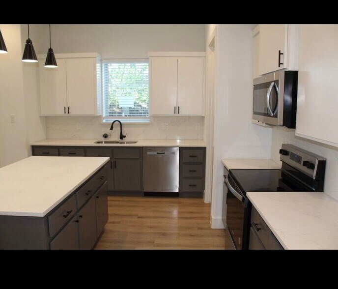 Building Photo - 1630 Davis Ave