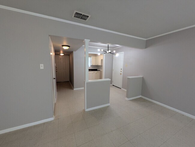 Building Photo - 501/503 Southtrail Dr