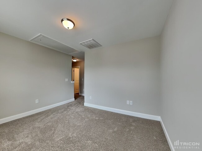 Building Photo - 653 Lakemont Dr