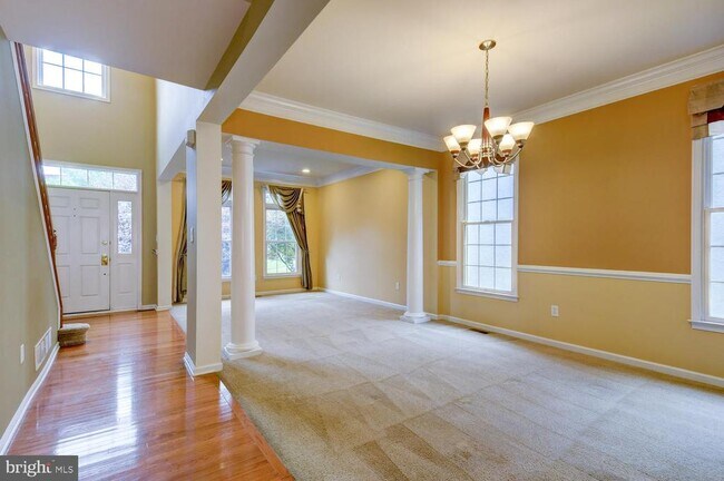 Building Photo - 45 Lockwood Dr