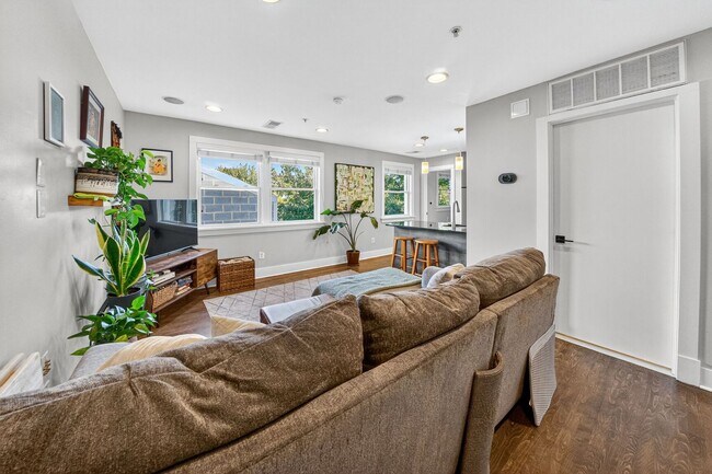 Building Photo - Modern 1BR/1BA in the Heart of Columbia Heights