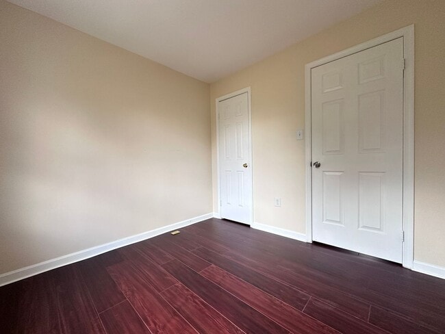 Building Photo - Wonderful townhome with recent upgrades..a...