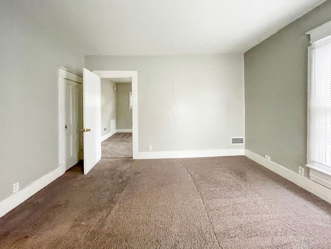 Building Photo - PRELEASING for AUGUST! Close to Campus: Dishwasher and Washer/Dryer Included