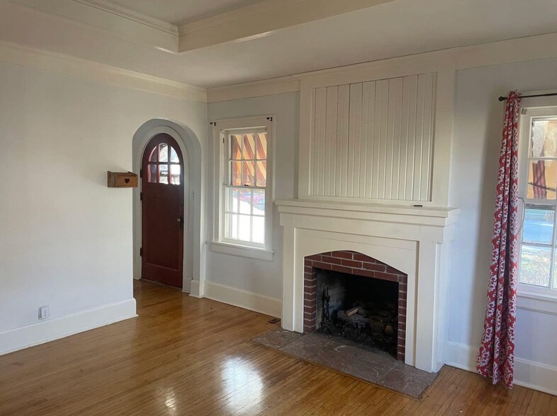 Building Photo - 619 E Stanford St