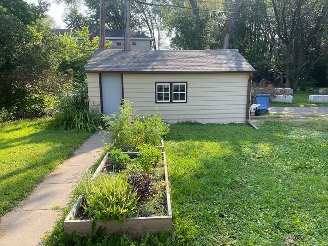 Building Photo - Charming Minneapolis 3-Bedroom Home Availa...