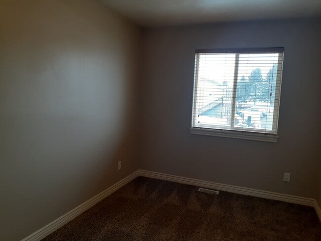 Building Photo - 2 bed 1.5 bath Lincoln Park Townhome!