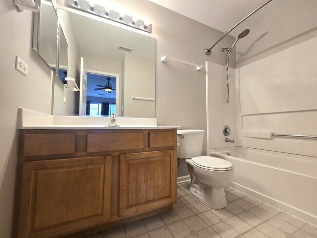 Building Photo - 652 S Rosehall Ln