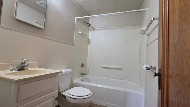 Building Photo - Large 2 Bedroom Upper Apartment in Menasha WI