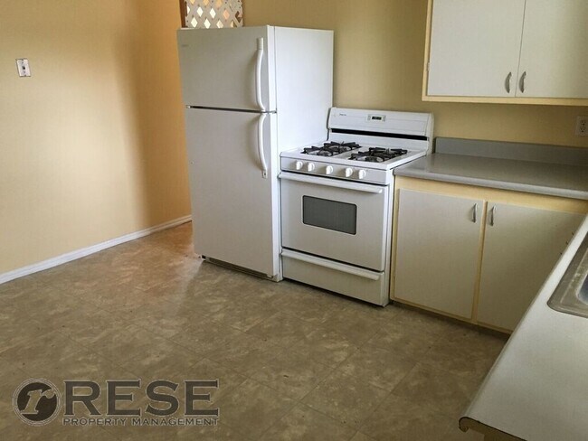 Building Photo - West Jordan Duplex w carport AVAILABLE NOW!!