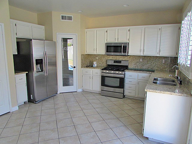 Building Photo - 4BR w/ Pool, Solar & A/C in Perris