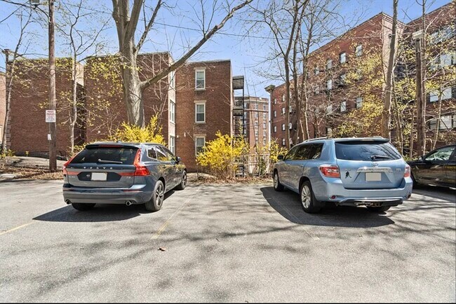 Building Photo - 1496 Beacon St