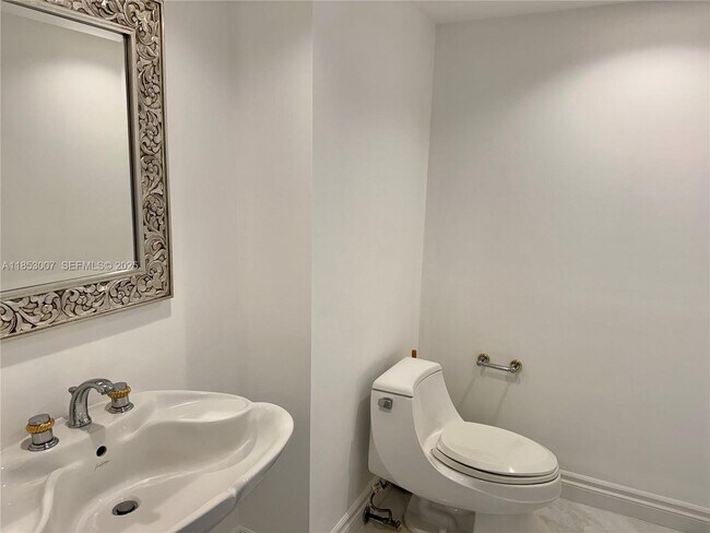 Building Photo - 2600 Island Blvd