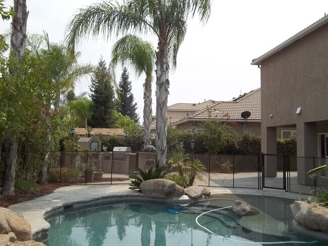 Building Photo - Large and spacious 2-Story home in Clovis ...