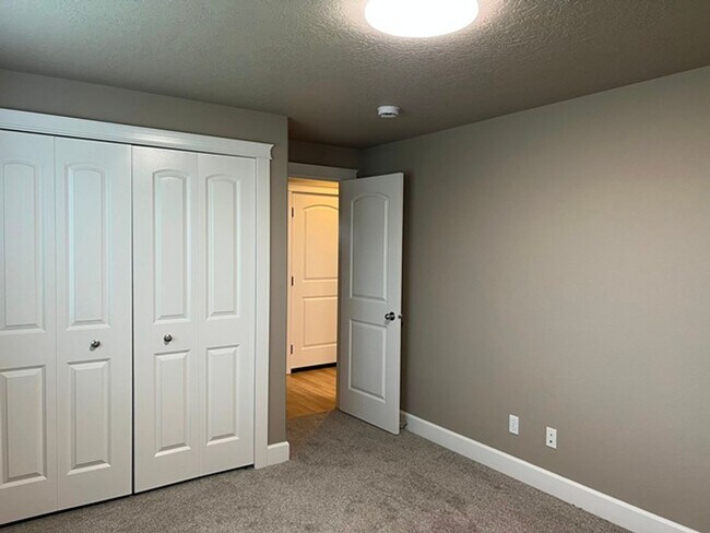 Building Photo - 3Bd/2Ba Single Story House - Available to View!