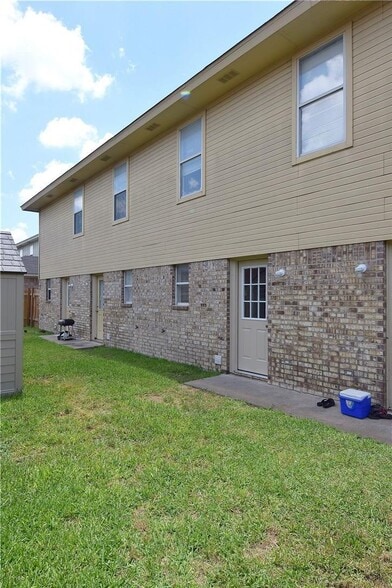 Building Photo - 3208 Hereford Ln