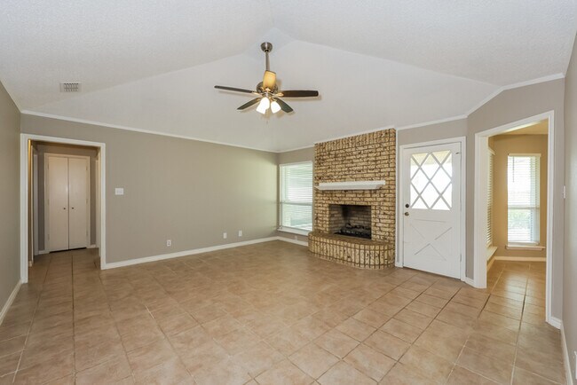 Building Photo - Expansive 3-Bedroom Home in Waxahachie, TX