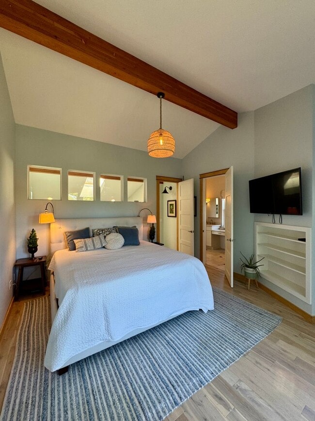 Building Photo - This gorgeous Bainbridge home is available with flexible lease terms starting July 10th
