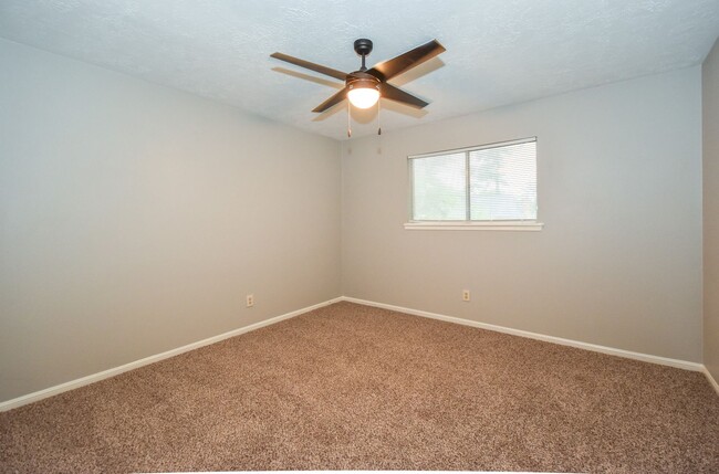 Building Photo - LARGE RECENTLY REMODELED 4 BEDROOM 2.5 BAT...