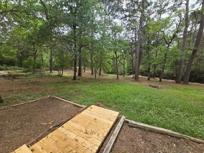 Building Photo - Privacy in the country!