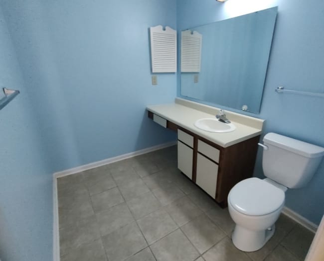 Building Photo - Charming 2 Bedroom/2 Bathroom with Sunroom...