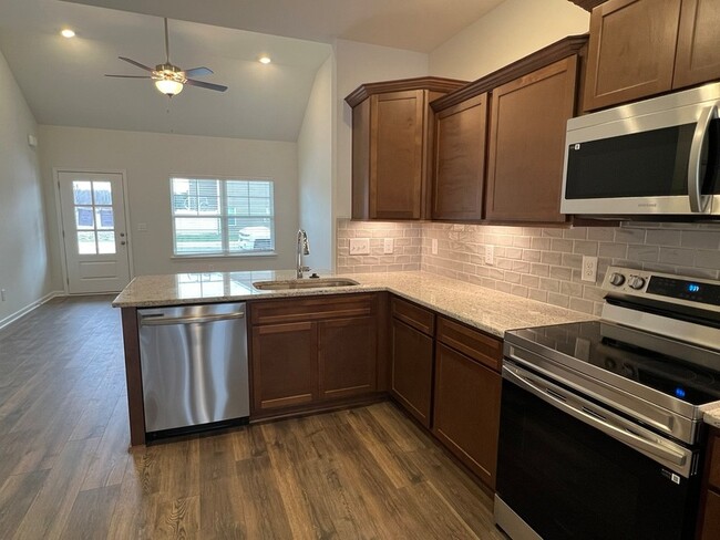 Building Photo - 967 Horse Mountain Rd