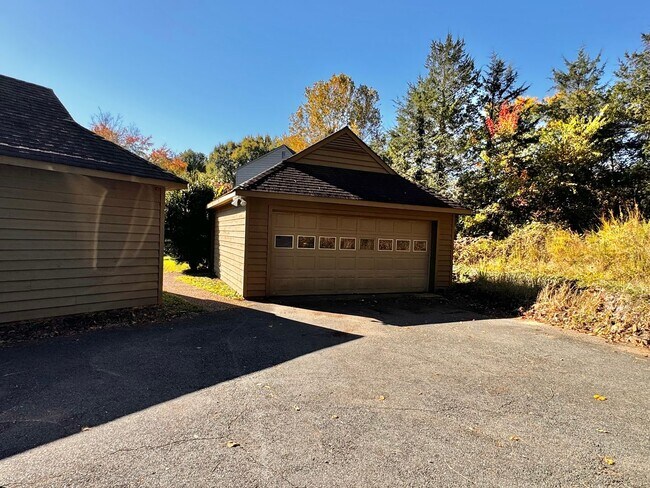 Building Photo - Close to UVA & Downtown-Don't miss this Mi...