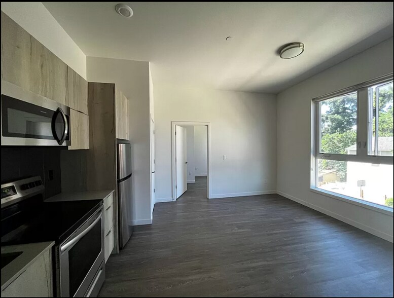 Interior Photo - MF 16 - N. Sumner