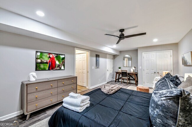 Building Photo - 8008 Clearview Cir