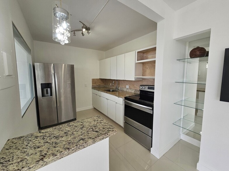 Building Photo - 3675 N Country Club Dr